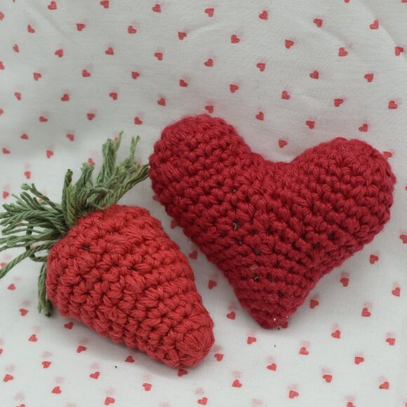 Crochet Catnip Valenties Day Cat Toys Strawberry and Heart Bundle HAND CRAFTED - Picture 1 of 6